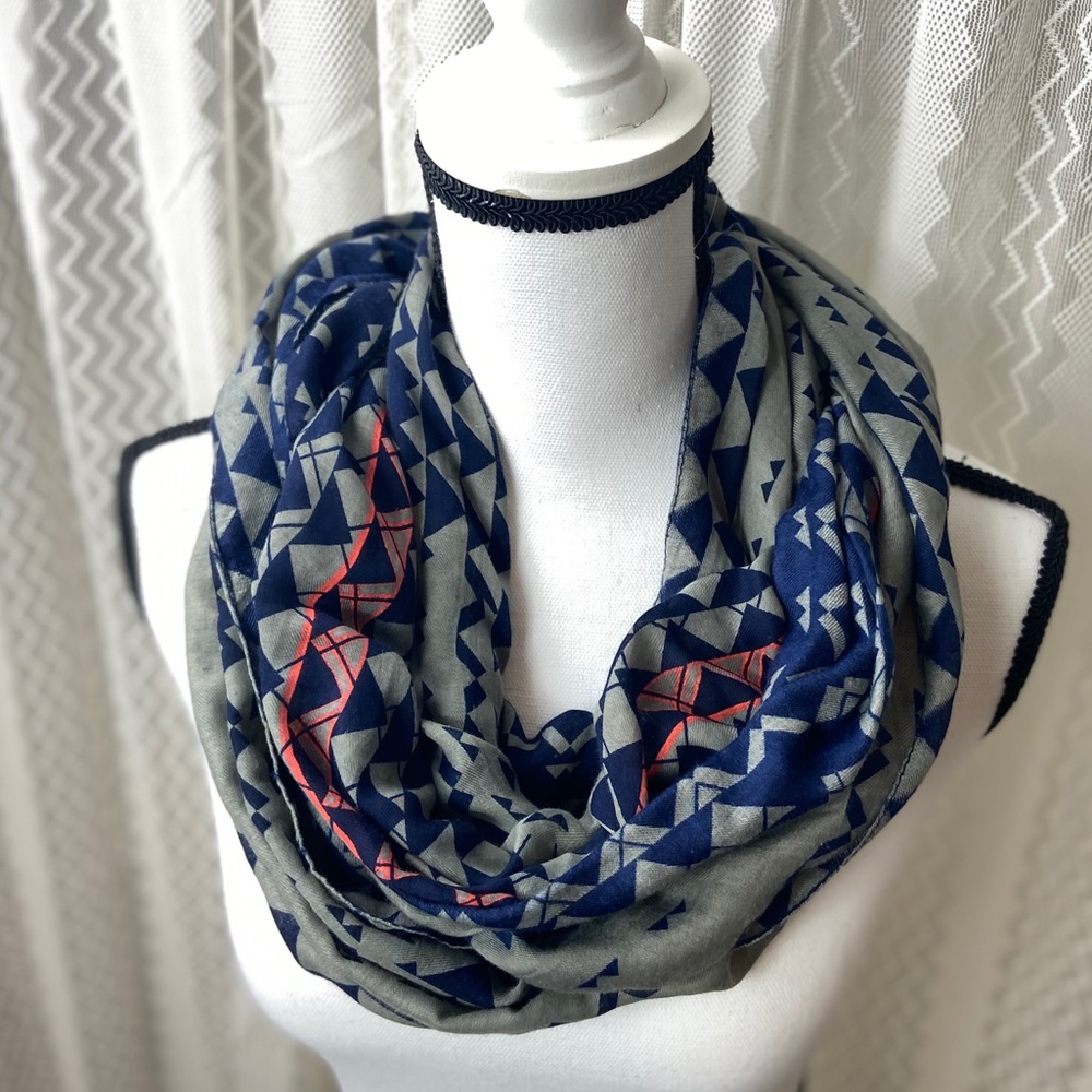 3/25 Evelyn K New York Scarf Geometric Shape Gray